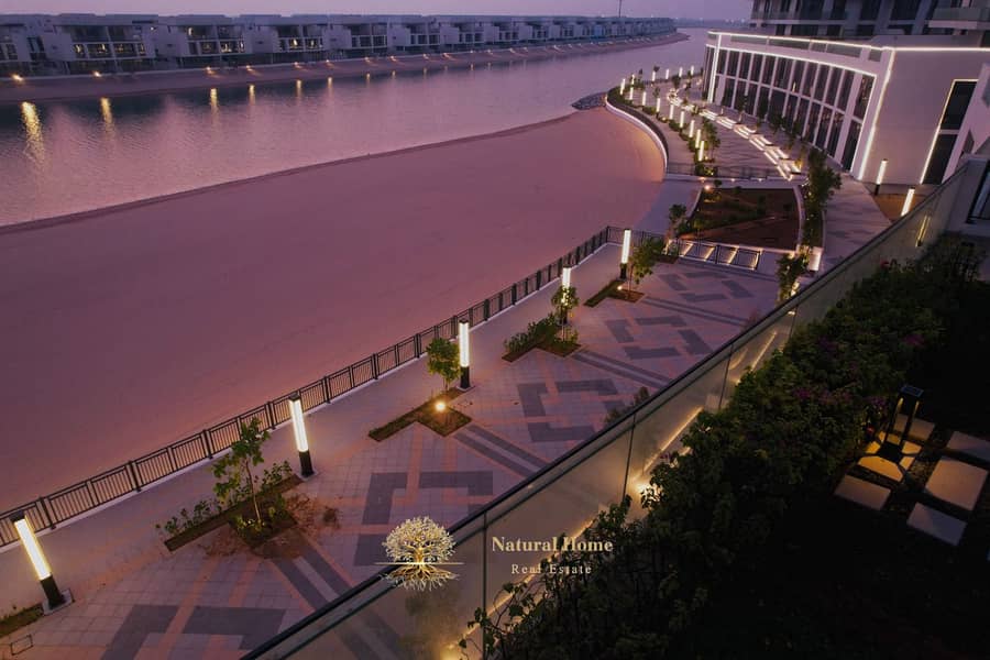 Ready to Rent: Vast Seafront Studio, High ROI & Unbeatable Price.