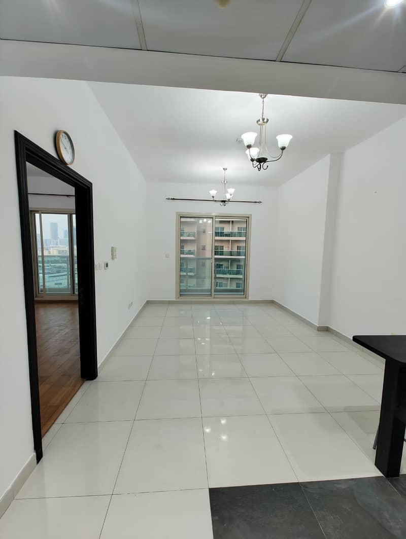 spacious 1 Bedroom with big balcony and provate car park