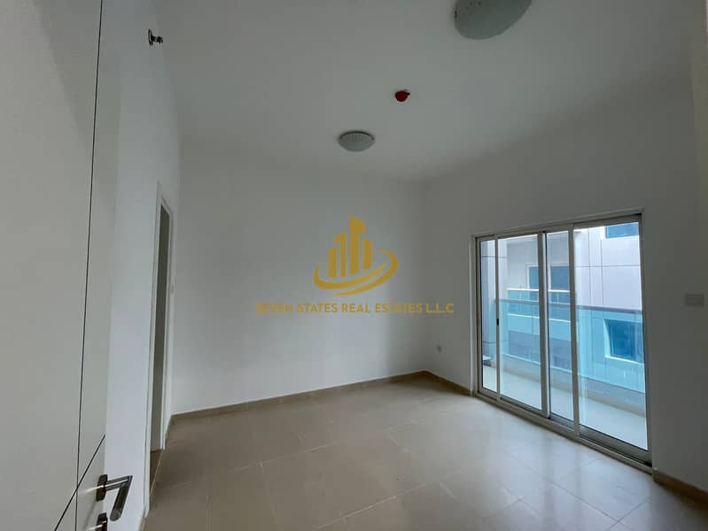 A great opportunity: two bedrooms and a living room with parking. Monthly installment 5400. Vacant and ready for occupancy or investment