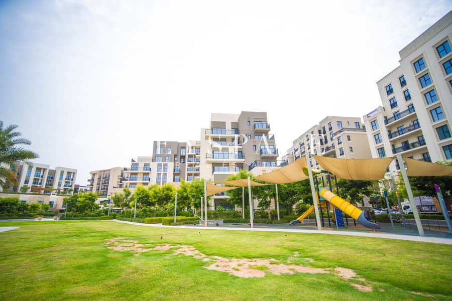 Modern Waterfront Residence | Wide-Span Coastal Outlook | Available Immediately | Resale